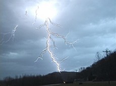 Thundersnow: How a snowstorm produces lightning
