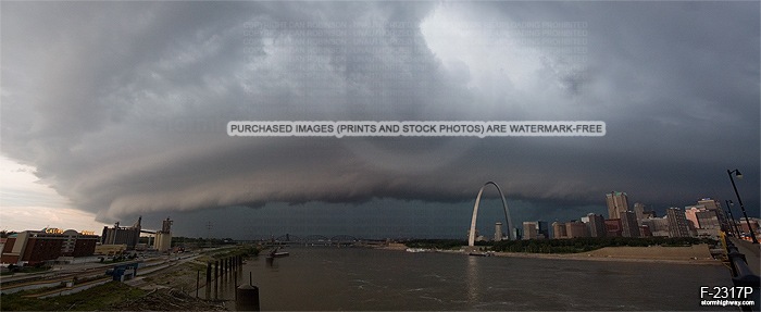 Severe thunderstorm gust front over St. Louis