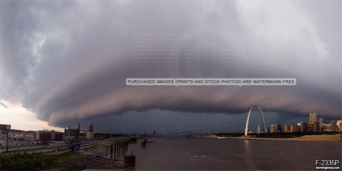Severe thunderstorm shelf cloud over St. Louis