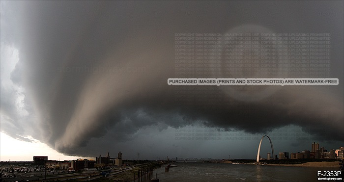 Severe thunderstorm shelf cloud over St. Louis