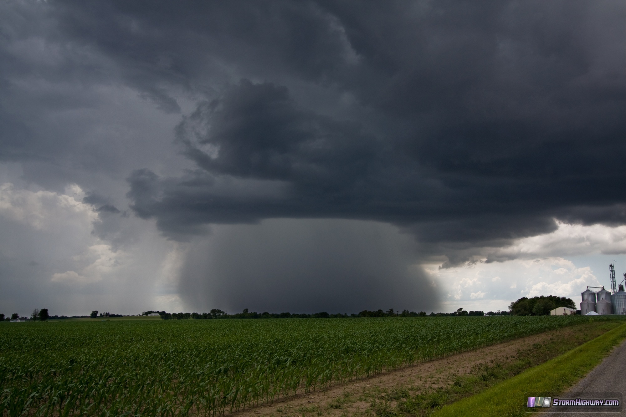 Heavy thunderstorm rain core near Trenton, Illinois - June 1, 2014