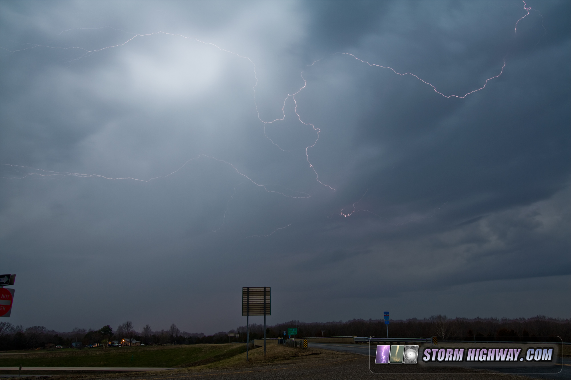 Lightning near Newburg, MO - March 24, 2015