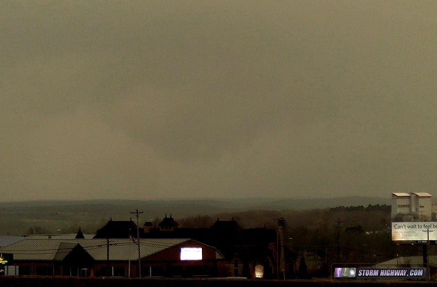 Rolla, MO possible wall cloud