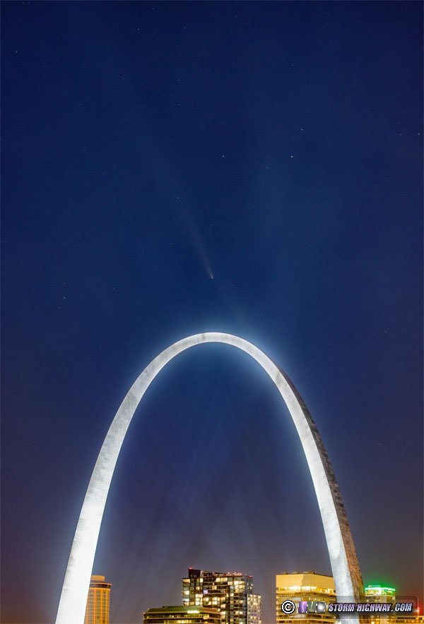 Comet Tsuchinshan-ATLAS over the Gateway Arch in St. Louis