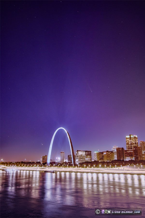 Comet Tsuchinshan-ATLAS over the St. Louis skyline