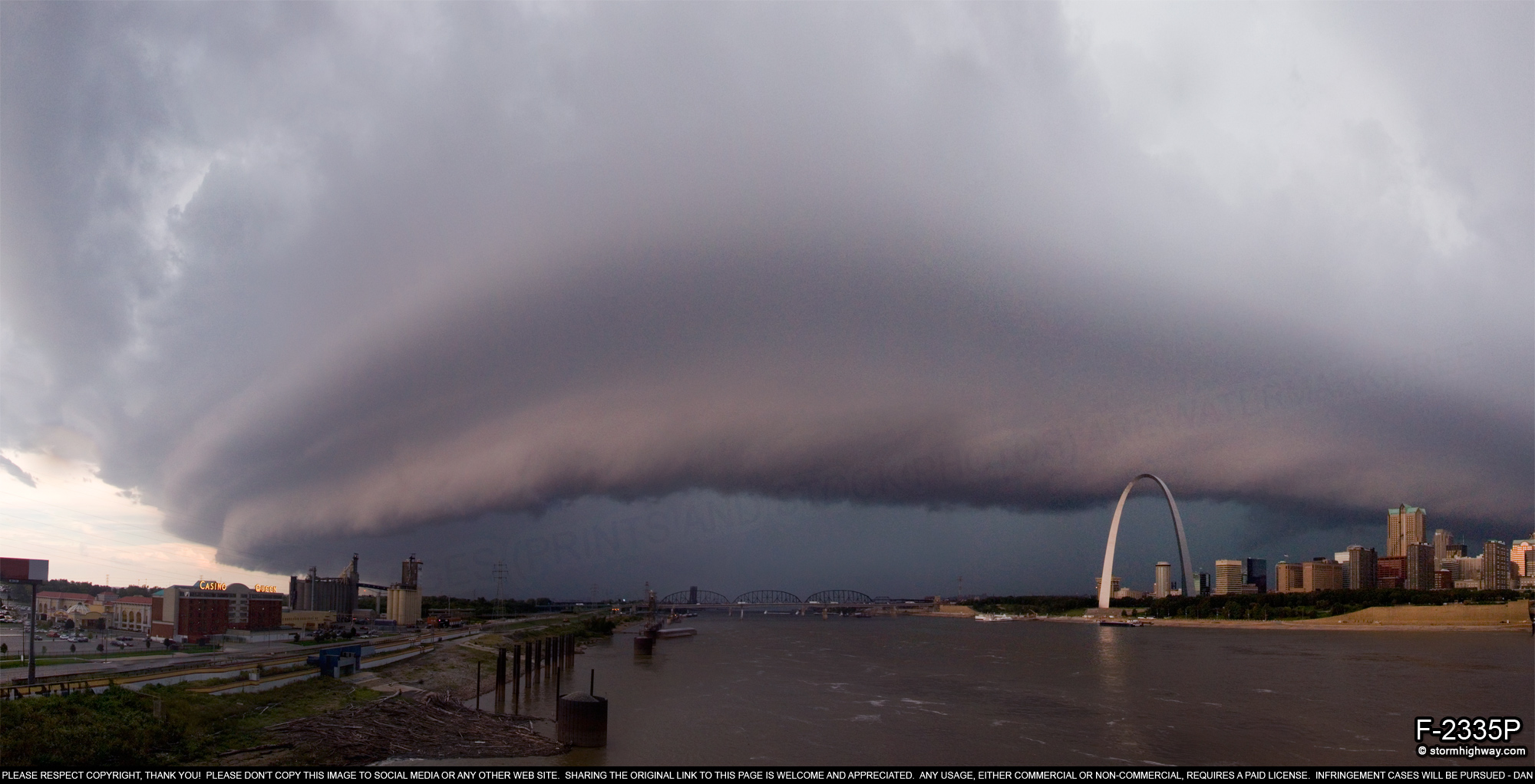 A Menacing Shelf Cloud Bears Down On St Louis As A Severe Thunderstorm Moves In Storms And
