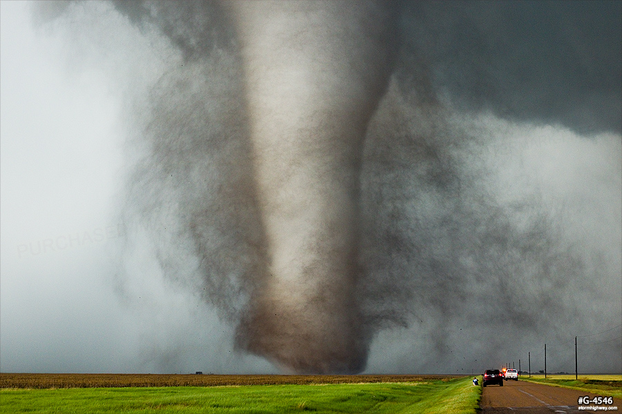 Violent white stovepipe tornado with debris