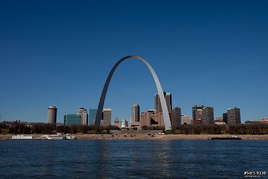 Blue sky frontlit riverfront view of the Gateway Arch in St. Louis