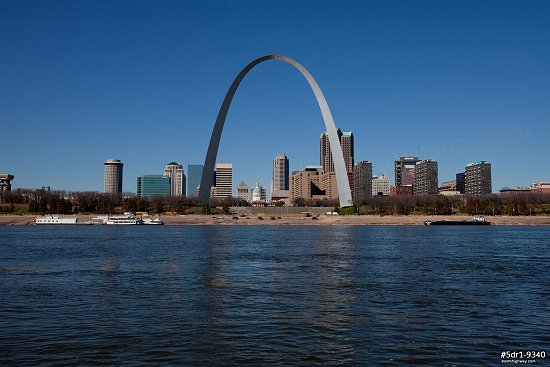 Blue sky frontlit riverfront view of the Gateway Arch in St. Louis
