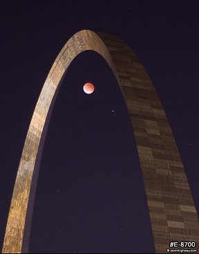 Lunar eclipse (blood moon) under the Gateway Arch