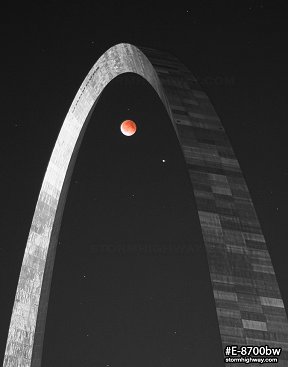 Lunar eclipse (blood moon) under the Gateway Arch, black and white