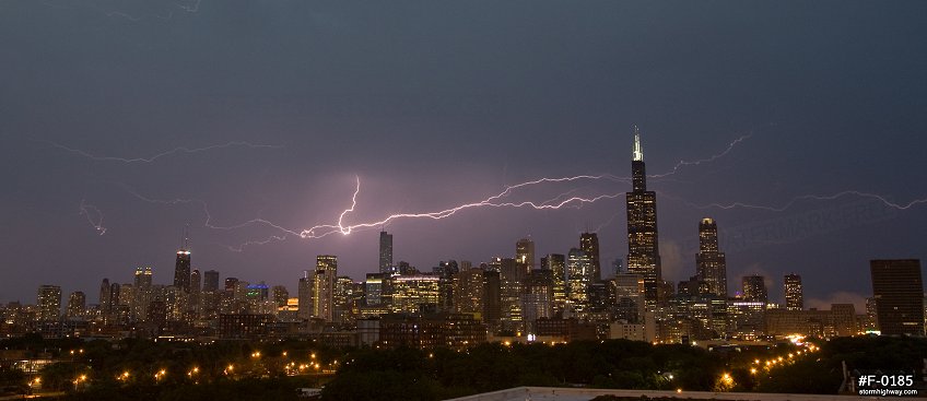 Lightning and the Chicago skyline at dusk