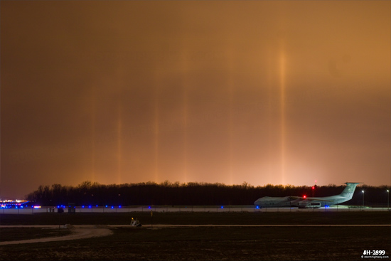 Light pillars during frigid temperatures at Scott AFB