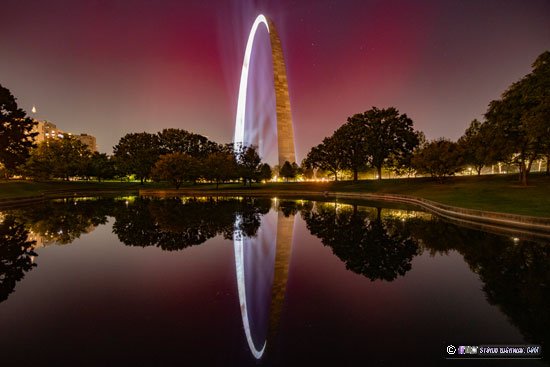 Aurora borealis reflection